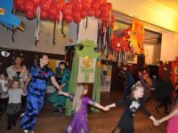 dzieci tańczące na balu karnawałowym - zdjęcie zbiorowe